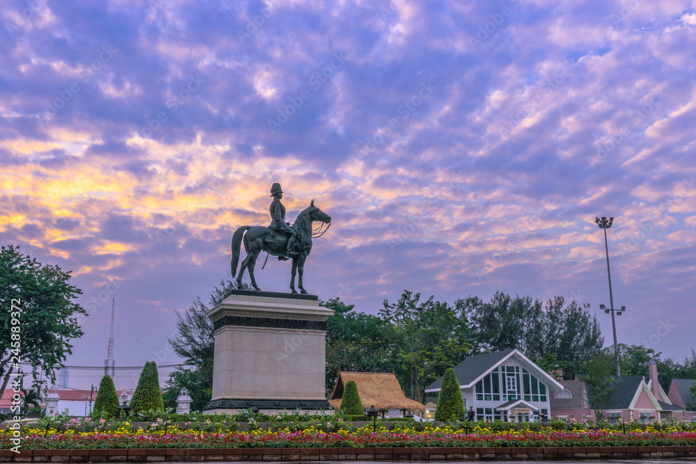 Fototapeta premium sunrise above The Equestrian State of King Chulalongkorn Rama v the equestrian statue of king rama v in Bangkok.