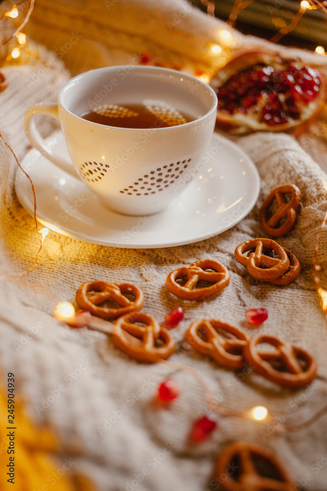 Naklejka premium Cup of tea and sweet mini pretzels