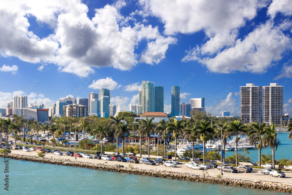 Fototapeta premium autostrada wzdłuż kanału, Miami, MacArthur Causeway, USA, Floryda