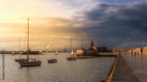 Schilderij op canvas Sunset stroll in Dun Laoghaire pier, Ireland
