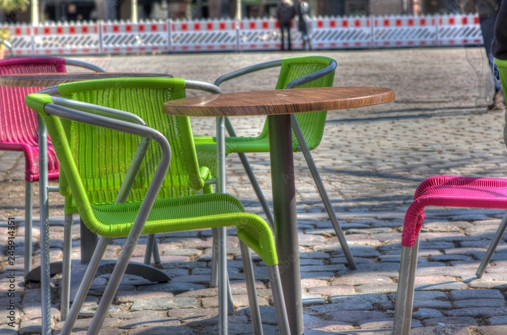 Runder Tisch mit grünen Stühlen