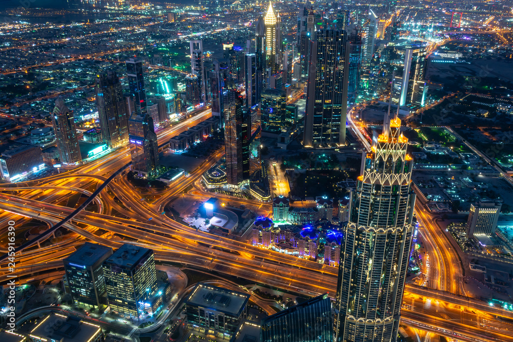 Fototapeta premium Widok z lotu ptaka Dubaju nocą widziany z wieży Burj Khalifa, Zjednoczone Emiraty Arabskie