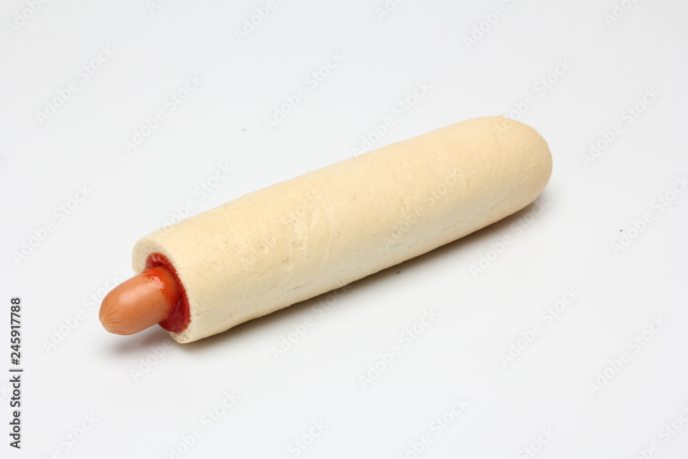 Hot dog francuski z ketchupem na białym tle. - obrazy, fototapety, plakaty 