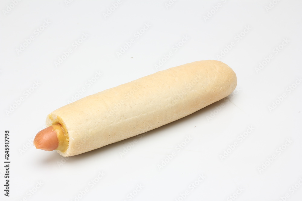 Hot dog. Bułka z parówką i musztardą na białym tle Hot dog. Bułka z parówką i musztardą na białym tle