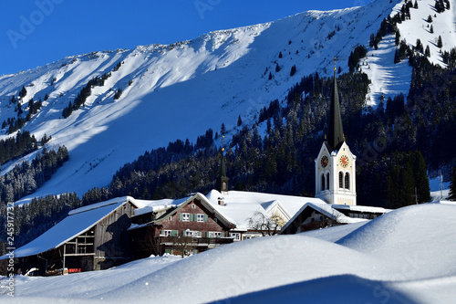Ein Winterdorf in den Alpen