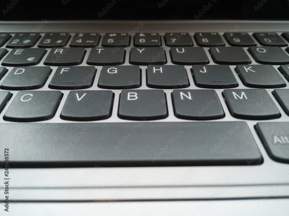 Detalle de teclado de ordenador portátil en gris Detalle de teclado de ordenador portátil en gris
