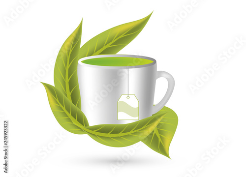 grüner Tee in einer Tasse mit Teebeutel und Teeblätter