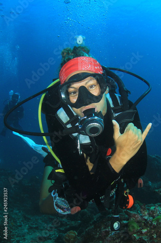 Female scuba diver  © Richard Carey