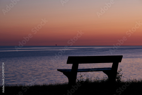 Sitzbank im Sonnenuntergang