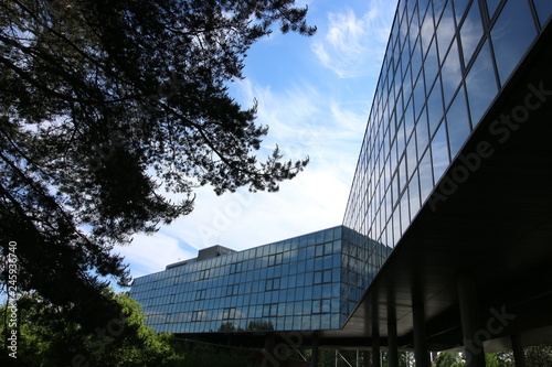 Reflet du ciel dans bâtiment photo