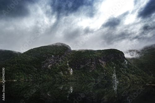 Spiegelung Wasserfall Norwegen