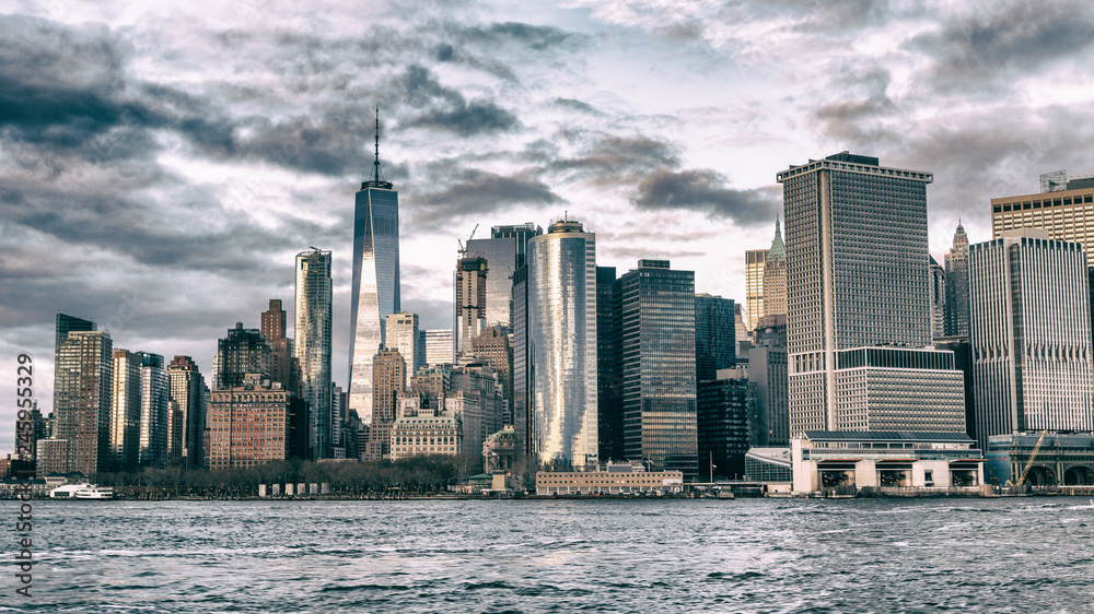 Naklejka premium Lower Manhattan skyline at sunset, view from cruise ship