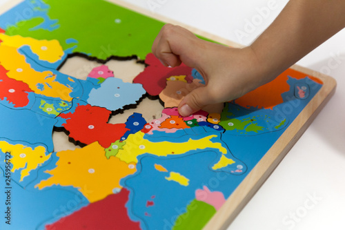 Puzzle Europa. Mano di un bambino che gioca