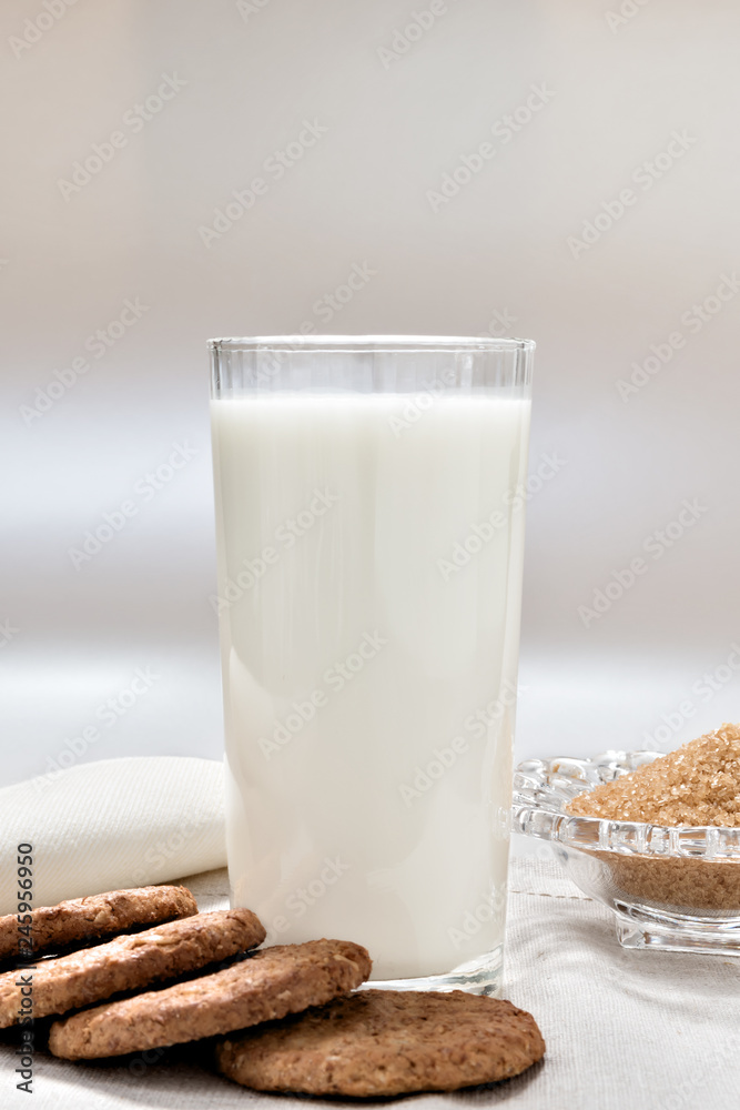 bicchiere latte con biscotti fronte bicchiere latte con biscotti fronte