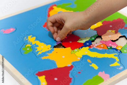 Puzzle Europa. Mano di un bambino che gioca