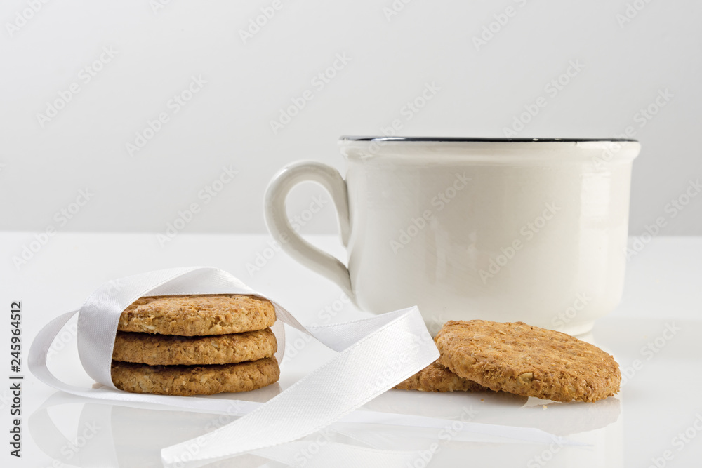 biscotti ai cereali con tazze biscotti ai cereali con tazze