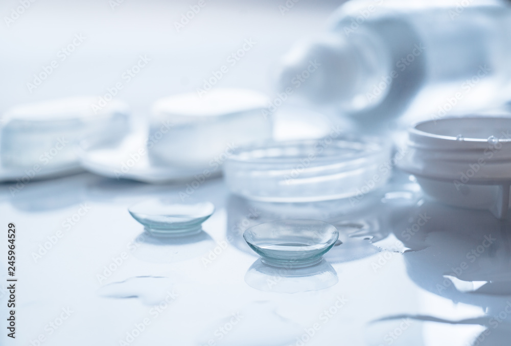 Contact lenses set with pair of contact lenses and container Contact lenses set with pair of contact lenses and container