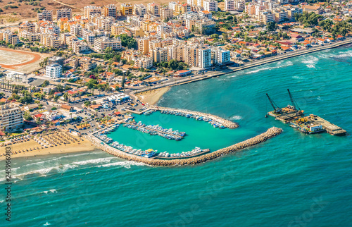 Obraz na płótnie Sea port city of Larnaca, Cyprus. View from the aircraft to the coastline, beaches, seaport and the architecture of the city of Larnaca. w salonie