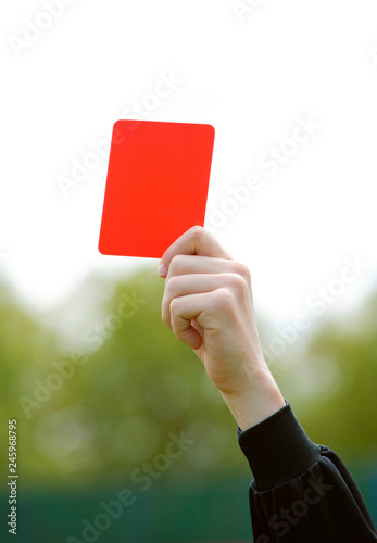 Schiedsrichter zeigt die Rote Karte