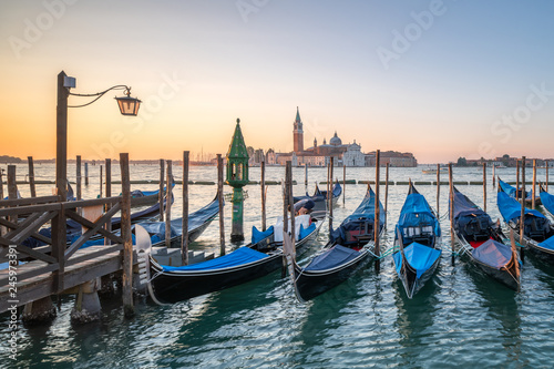 Gondeln an einer Anlegestelle in Venedig, Italien © eyetronic
