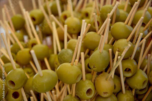 Aceitunas atravesadas con palillo para aperitivo
