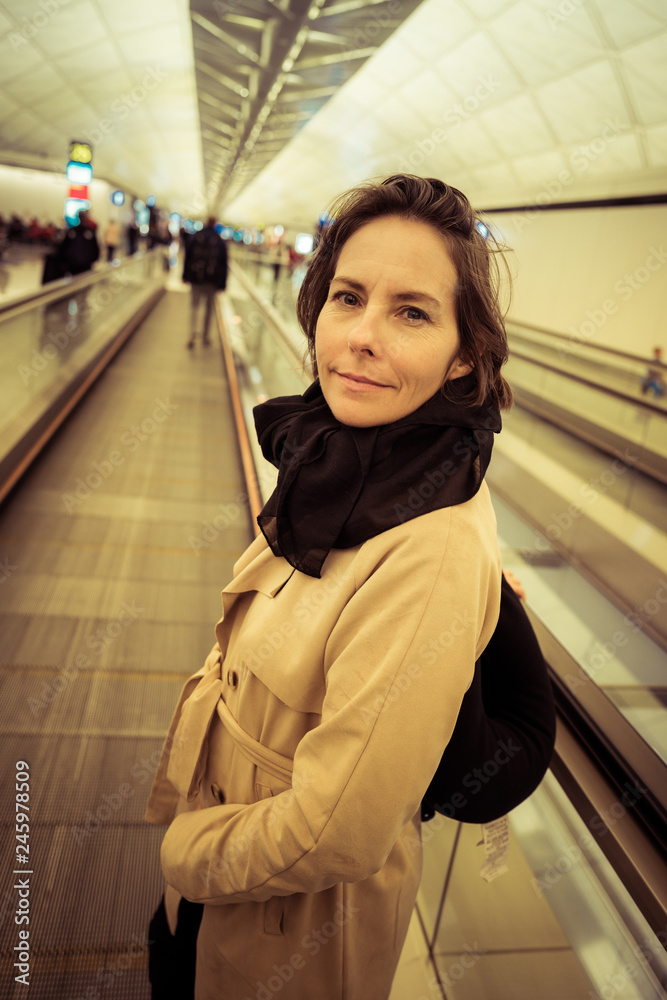 femme en transit dans l'aéroport femme en transit dans l'aéroport