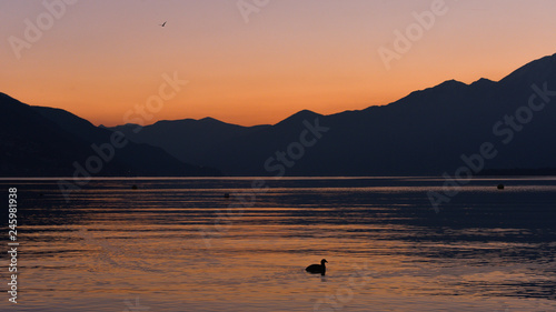 Tramonto sul lago, spettacolare cielo arancione