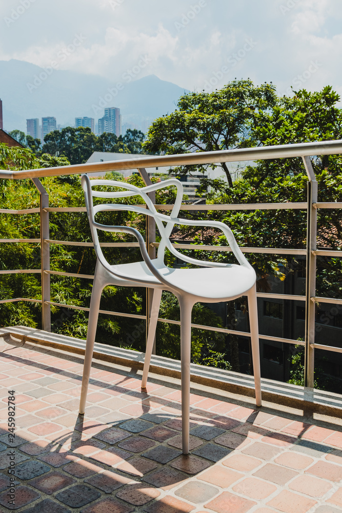 Metallstuhl auf einem Balkon in Medellin, Kolumbien Metallstuhl auf einem Balkon in Medellin, Kolumbien