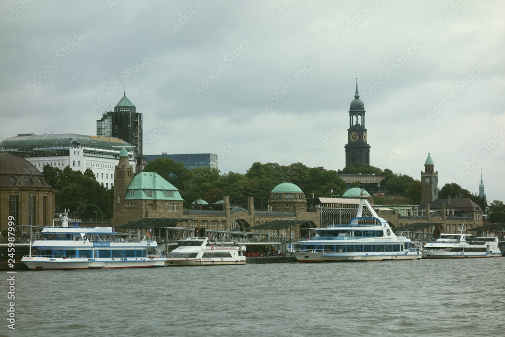 Hamburg, Szene an den Landungsbrücken, 