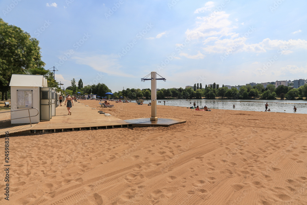Dijon: Freizeit und Erholung am Strand des Lac Kir Dijon: Freizeit und Erholung am Strand des Lac Kir