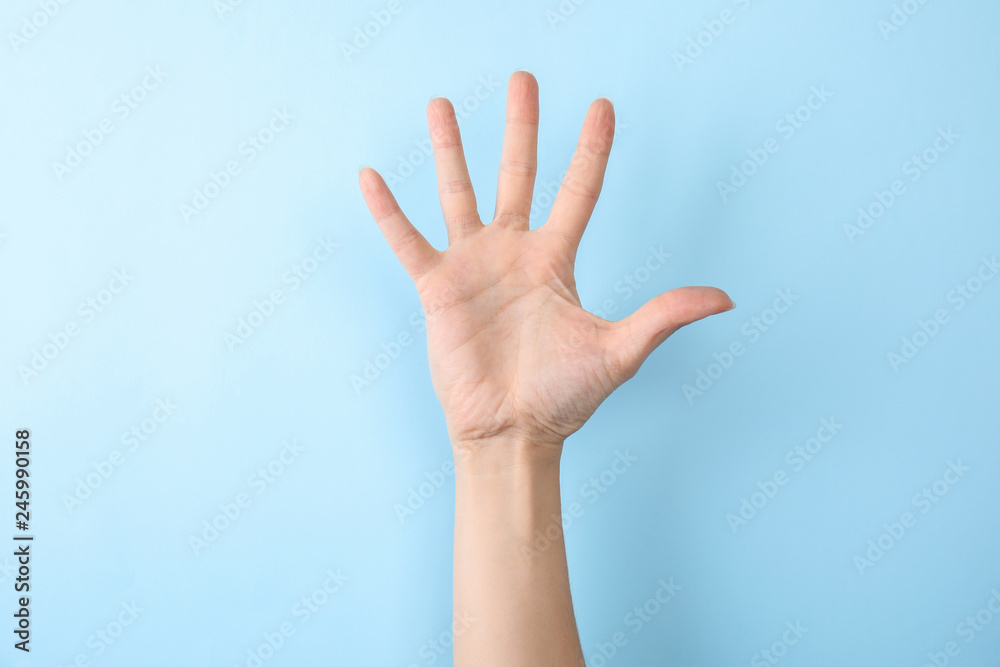 Woman showing number five on color background, closeup. Sign language - obrazy, fototapety, plakaty 
