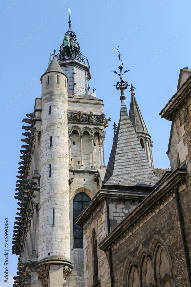 Dijon: Kirche Notre-Dame mit seitlichem Blick auf die Fassade mit Arkadenreihen von Wasserspeiern       