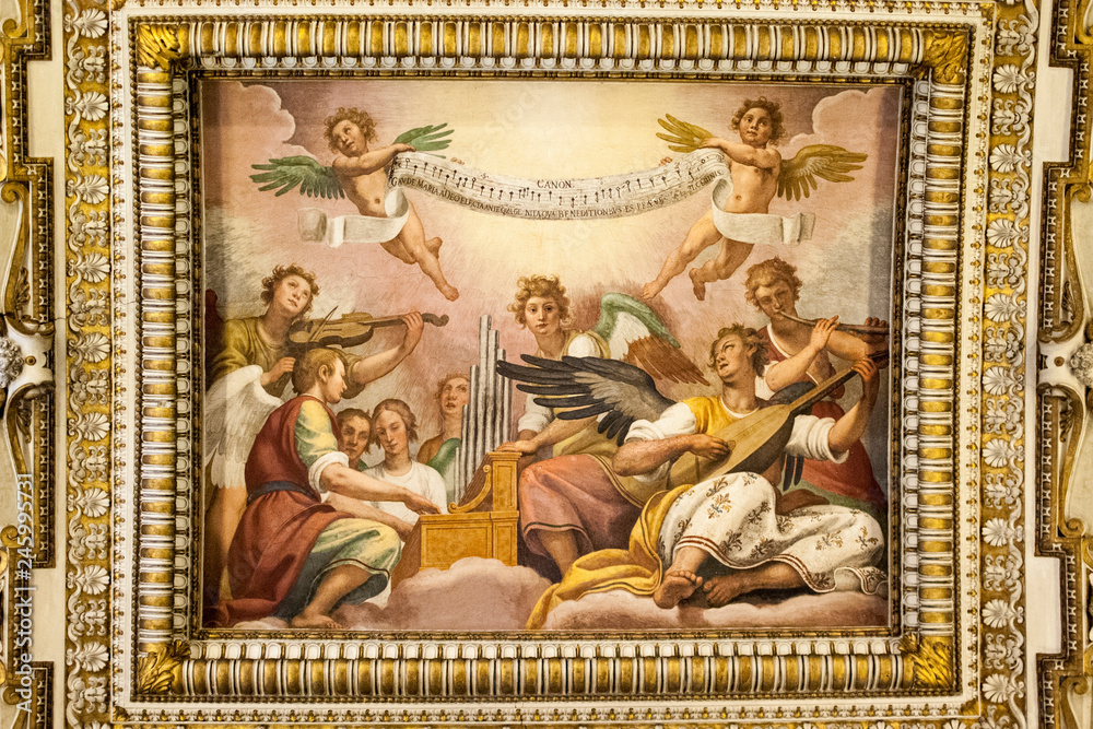 Fresco de escena musical en techo de iglesia de Roma, Italia