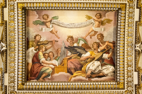 Fresco de escena musical en techo de iglesia de Roma  Italia