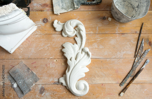 Work process and sculptor's tool
