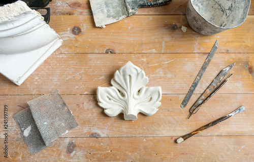 Work process and sculptor's tool