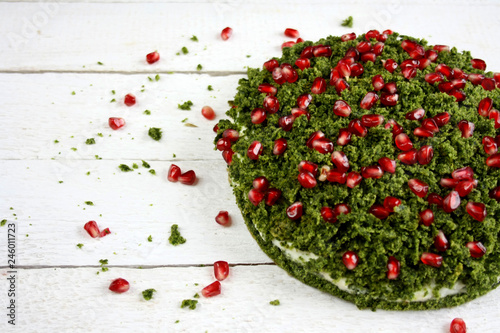  Ciasto "zielony mech" ze szpinakiem ozdobione pestkami granatu