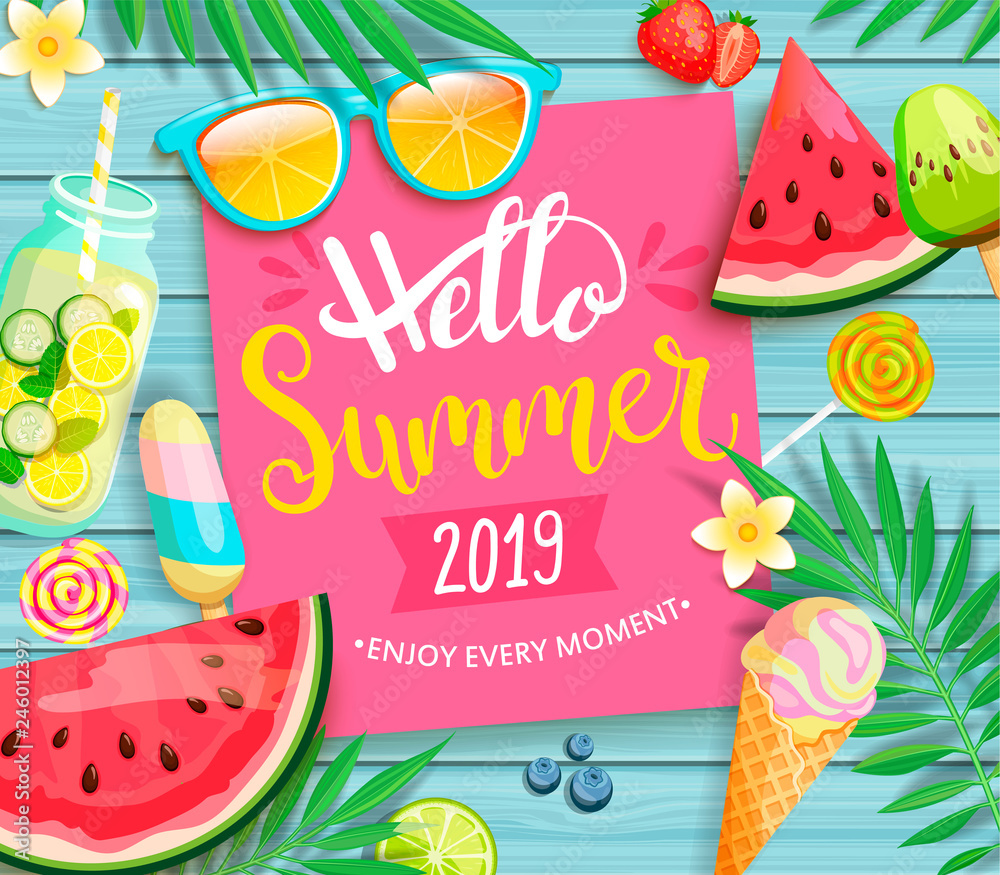 Obraz premium Witaj lato 2019 różowa karta lub baner z ręcznie rysowanym napisem na niebieskim drewnianym tle z arbuzem, detoksem, lodem, lodami, okularami przeciwsłonecznymi i cukierkami, jagoda. Ilustracji wektorowych.