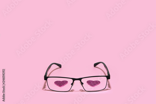 Symbolic image of Valentine's Day, hearts, pink glasses.