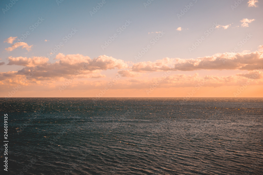 Obraz premium dramatic nature scene of ocean in the afternoon with copy space in the sky and water