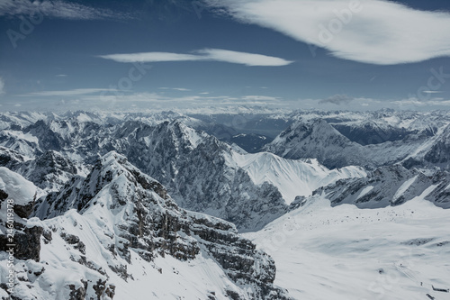 Fototapeta Naklejka Na Ścianę i Meble -  Bergpanorama Alpen Schnee Zugspitze