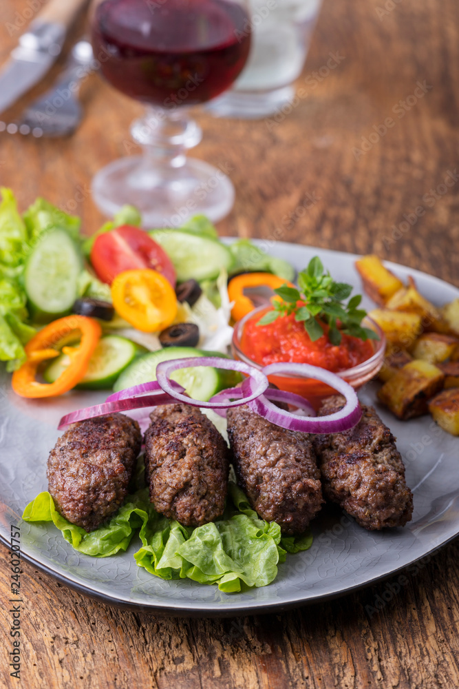 Nahaufnahme von Cevapcici auf einem Teller