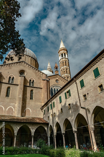 Obraz na płótnie The Basilica of Saint Anthony of Padua (Basilica di sant'Antonio di Padova) in Padua, Veneto, Italy w salonie