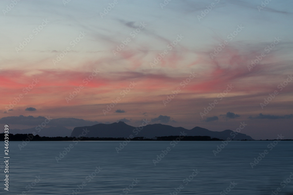 Isola all'orizzonte al tramonto