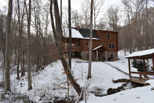 Fotografie a fantastic view of a cabin in hocking hills