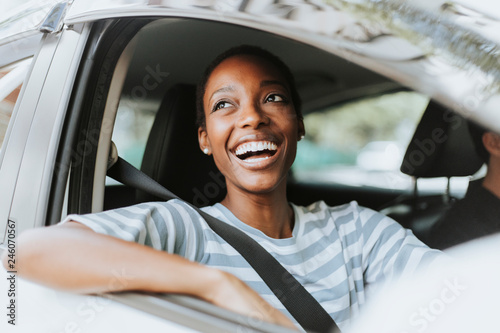 Foto Happy woman driving a car