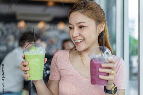 Foto woman holding glass of Green tea frappe and blueberry smoothies