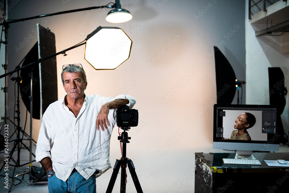 © Rawpixel.com - Director with a camera and a tripod © Rawpixel.com - Director with a camera and a tripod