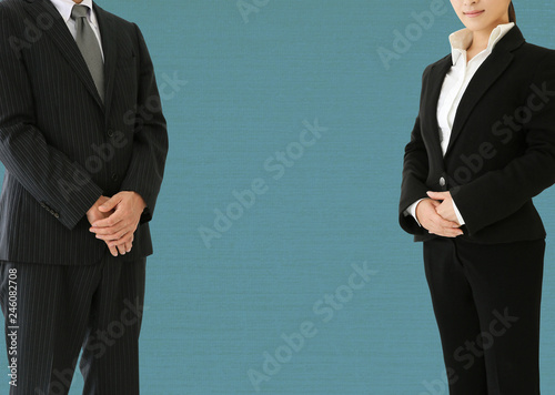 案内するスーツの男女