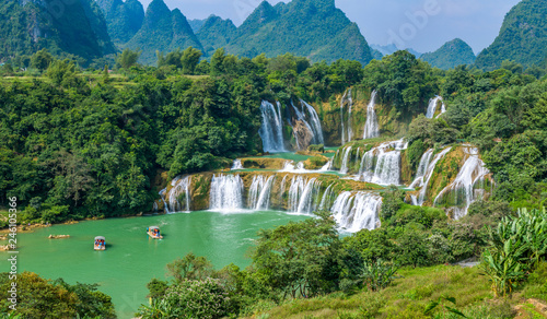 Fototapeta Naklejka Na Ścianę i Meble -  Detian Falls in Guangxi, China and Banyue Falls in Vietnam..